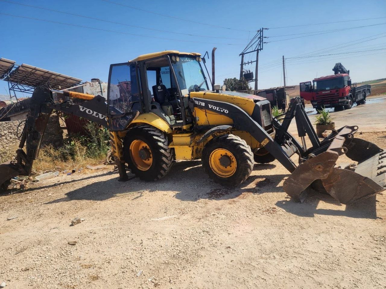 Volvo loader for sale in Assiut, Volvo L71B model 2005 located in Assiut, the best site for selling trucks and heavy equipment in Egypt