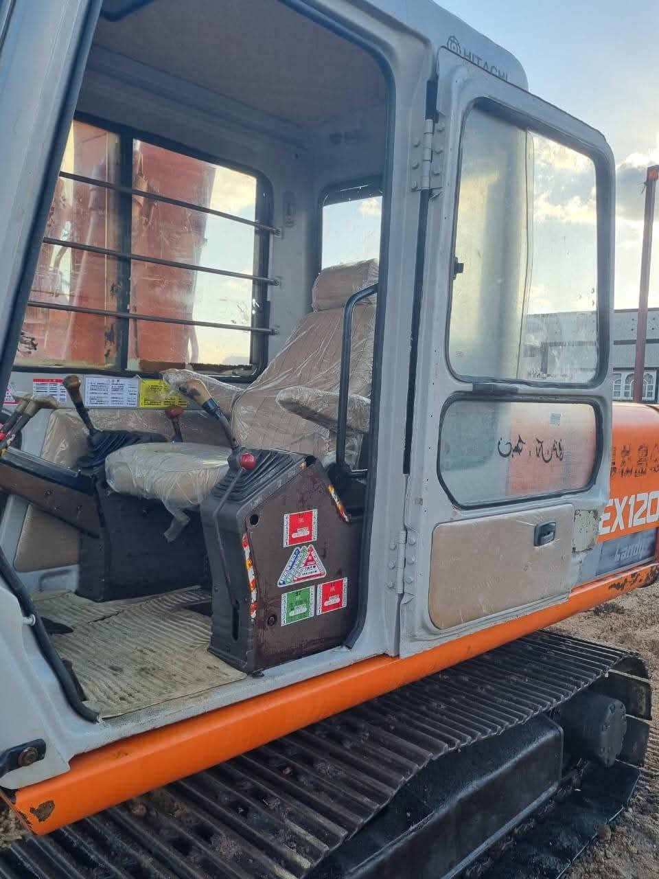 Hitachi excavator for sale in Mansoura, Hitachi 120 model 2010 located in Mansoura, the best site for selling trucks and heavy equipment in Egypt
