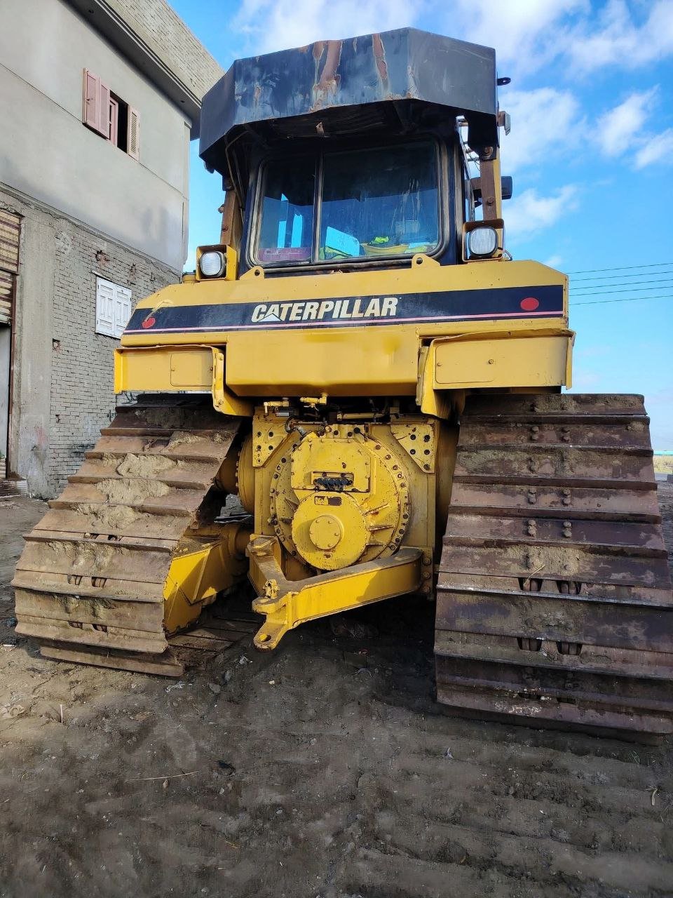 Caterpillar bulldozer for sale in Cairo, Caterpillar 6R model 1995 located in Cairo, the best site for selling trucks and heavy equipment in Egypt