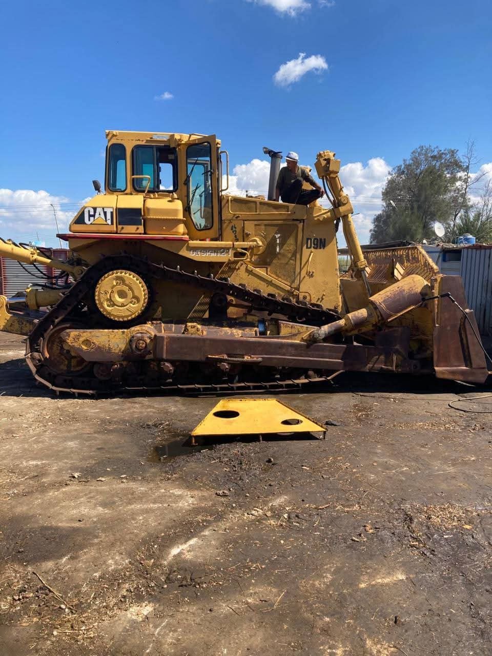 بلدوزر كاتيربلر للبيع في الجيزة,  كاتيربلر D9N موديل 2003 تواجد الجيزة, أفضل موقع لبيع الشاحنات والمعدات الثقيلة في مصر