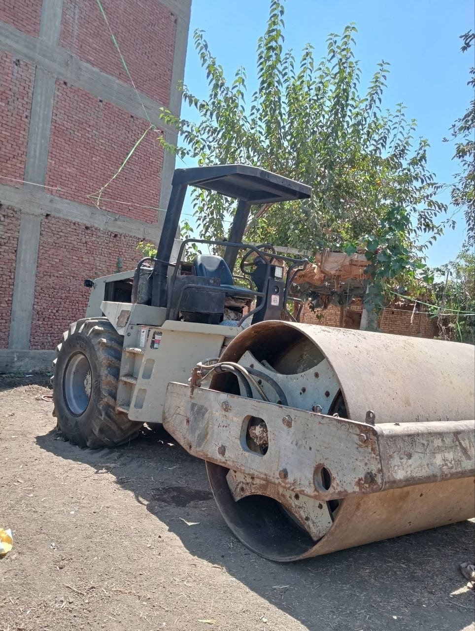 Ingersoll Rand Roller for sale in Mansoura, Ingersoll Rand S100 model 1999 located in Mansoura, the best site for selling trucks and heavy equipment in Egypt