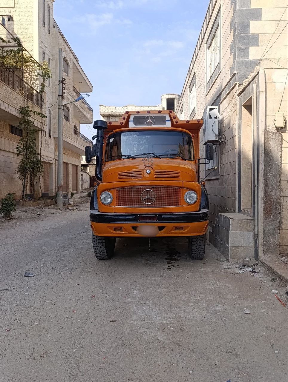 Mercedes truck for sale in Cairo, Mercedes 180 model 1982 located in Cairo, the best site for selling trucks and heavy equipment in Egypt