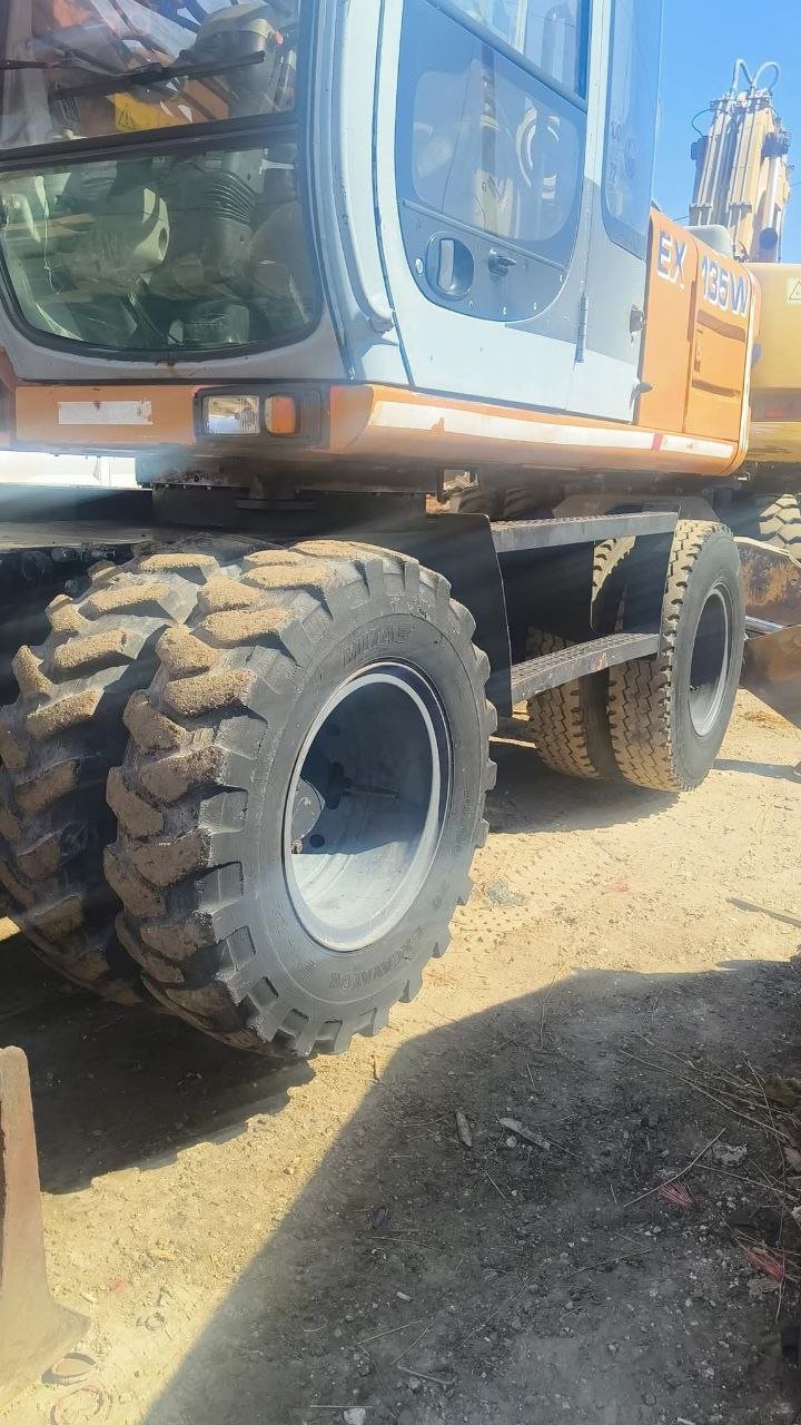 Hitachi excavator for sale in Cairo, Hitachi 135 model 2001 located in Cairo, the best site for selling trucks and heavy equipment in Egypt