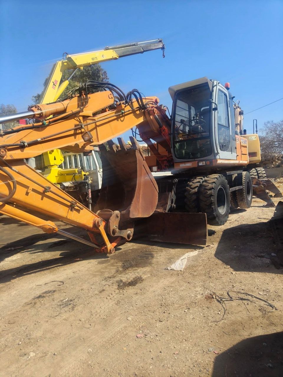 Hitachi excavator for sale in Cairo, Hitachi 135 model 2001 located in Cairo, the best site for selling trucks and heavy equipment in Egypt