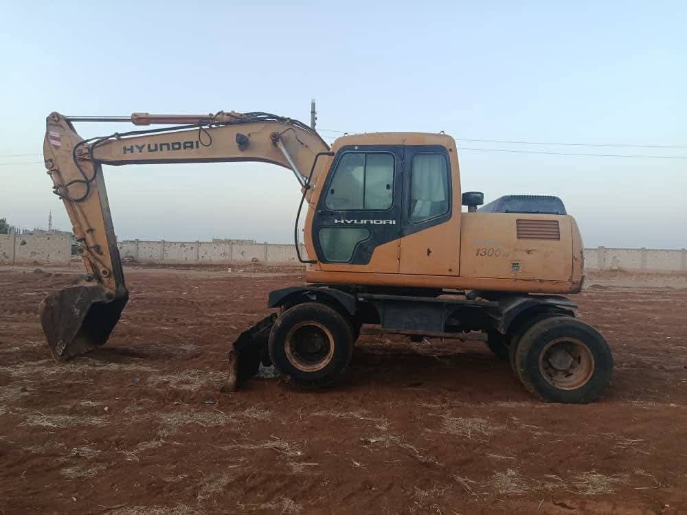 Hyundai excavator for sale in Beheira, Hyundai 1300, 2002 model available in Beheira, the best site for selling trucks and heavy equipment in Egypt