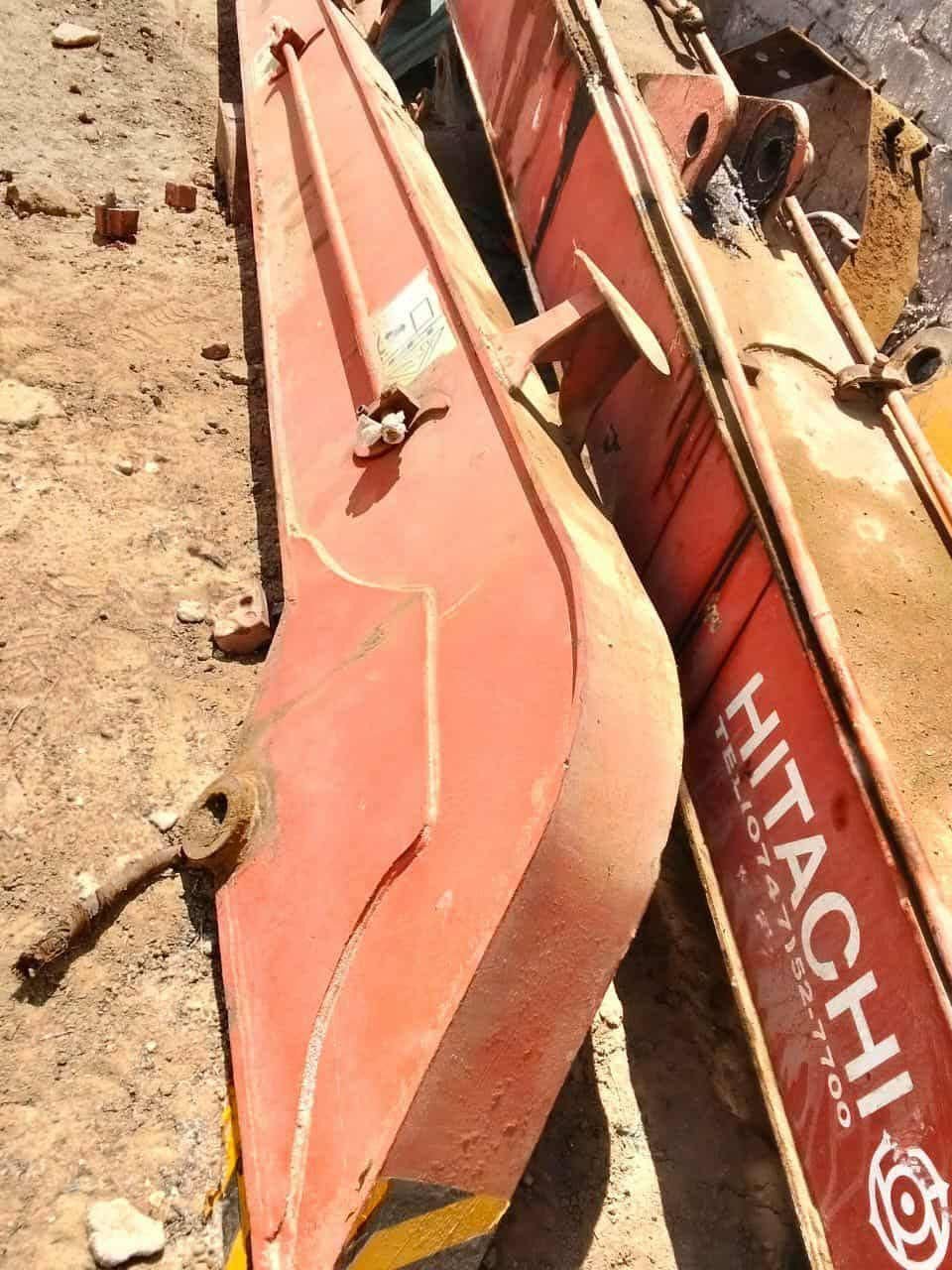 Hitachi excavator for sale in Al-Buhayrah, Hitachi 100 Model 2006 available in Al-Buhayrah, the best site for selling trucks and heavy equipment in Egypt