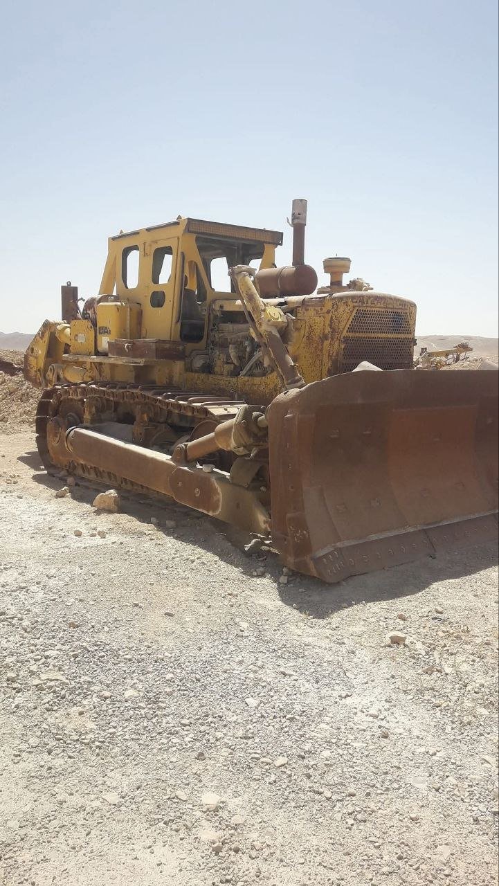 Caterpillar excavator for sale in Lake, Caterpillar D8L model 1990 located in Beheira, the best site for selling trucks and heavy equipment in Egypt