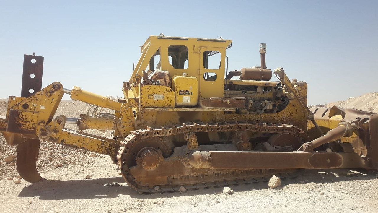Caterpillar excavator for sale in Lake, Caterpillar D8L model 1990 located in Beheira, the best site for selling trucks and heavy equipment in Egypt