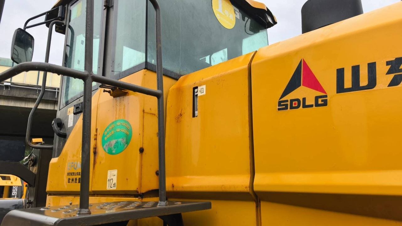 SDLG loader for sale in Mansoura, SDLG 955F, 2007 model, located in Mansoura. The best site for selling trucks and heavy equipment in Egypt.