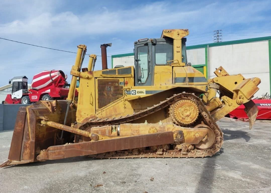 Caterpillar bulldozer for sale in Mansoura, Caterpillar D8L model 1990 located in Mansoura, the best site for selling trucks and heavy equipment in Egypt