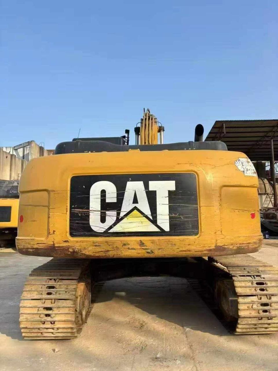 Cat excavator for sale in Cairo, Cat 320 model 2010 located in Cairo, the best site for selling trucks and heavy equipment in Egypt