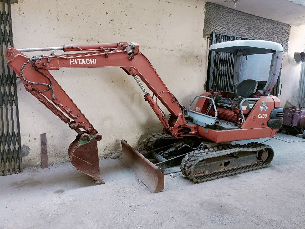 Hitachi excavator for sale in Cairo, Hitachi 30, model 2006, located in Cairo. The best site for selling trucks and heavy equipment in Egypt.