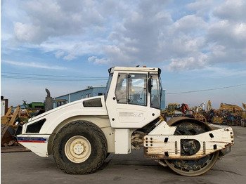 Bomag roller for sale in Asyut, Bomag BW213 model 2007 located in Asyut, the best site for selling trucks and heavy equipment in Egypt