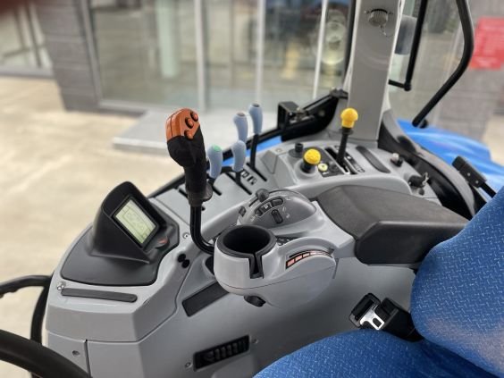 New Holland tractor for sale in Cairo, New Holland 1190 model 2006 located in Cairo, the best site for selling trucks and heavy equipment in Egypt