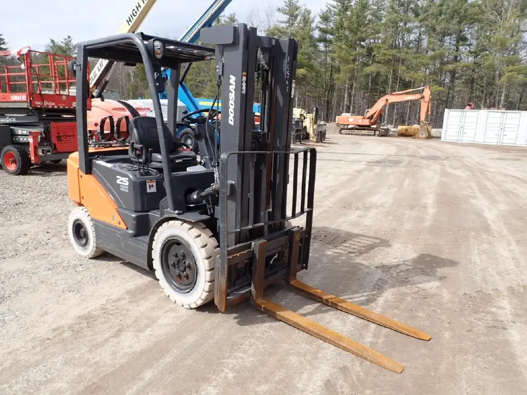 DOOSAN Forklift for sale in Mansoura, DOOSAN G25P-7s model 2009 located in Mansoura, the best site for selling trucks and heavy equipment in Egypt