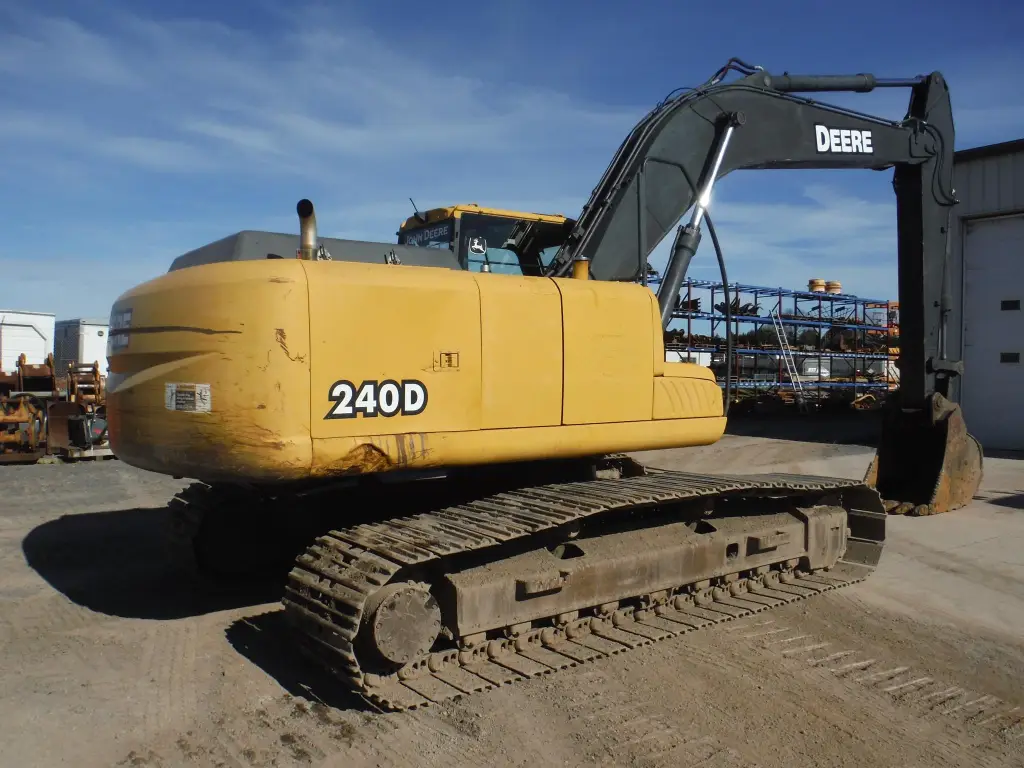 DEERE excavator for sale in Mansoura, DEERE 240D model 2006 located in Mansoura, the best site for selling trucks and heavy equipment in Egypt