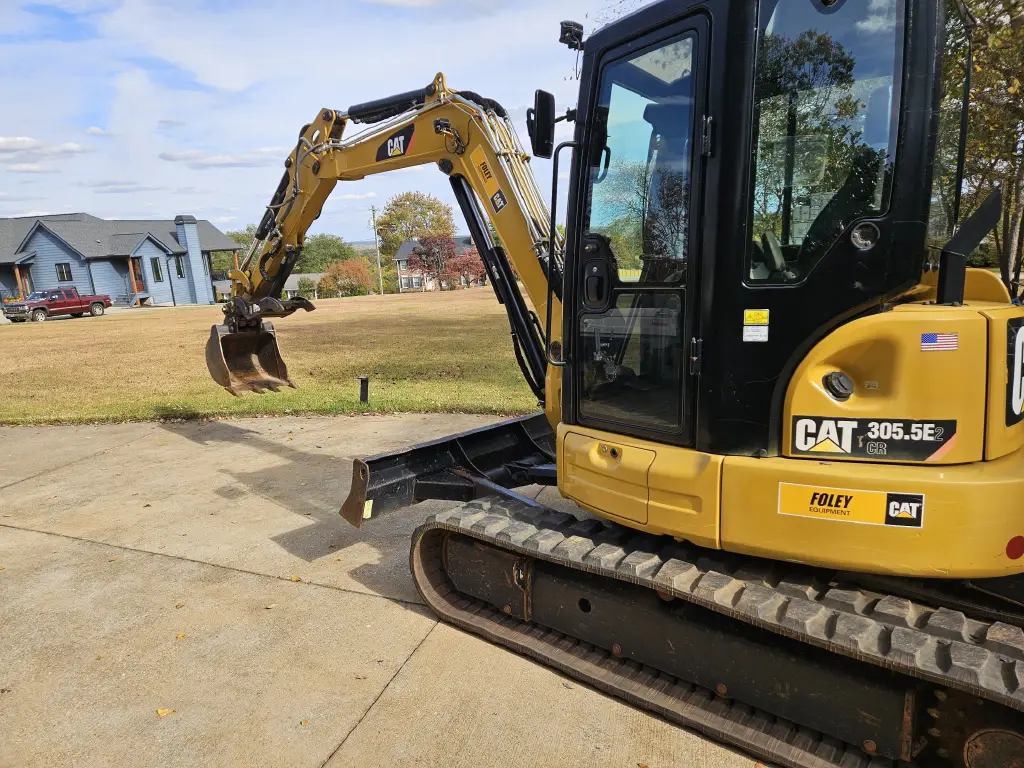CATERPILLAR excavator for sale in Giza, CATERPILLAR CAT305s, 2017 model, located in Giza, the best site for selling trucks and heavy equipment in Egypt