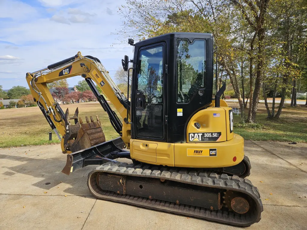 CATERPILLAR excavator for sale in Giza, CATERPILLAR CAT305s, 2017 model, located in Giza, the best site for selling trucks and heavy equipment in Egypt