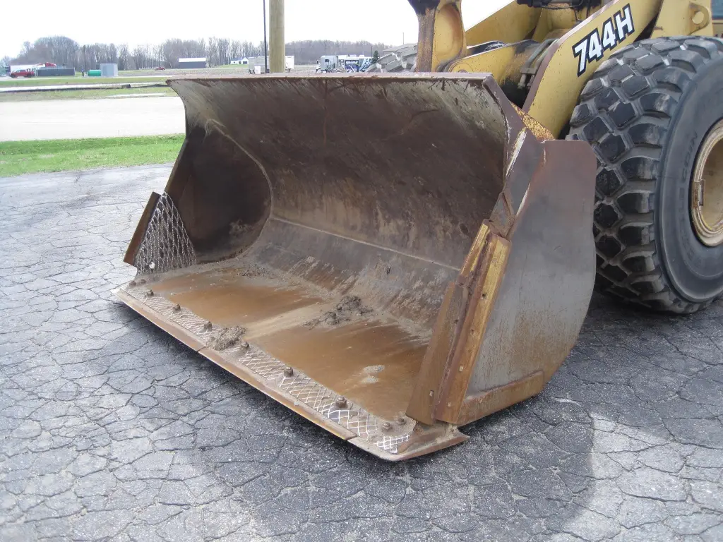 DEERE loader for sale in Giza, DEERE 744Hs model 2020, located in Giza, the best site for selling trucks and heavy equipment in Egypt