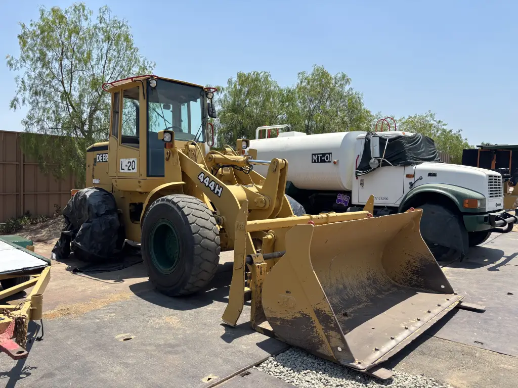 DEERE loader for sale in Cairo, DEERE 444Hs model 1995 available in Cairo, the best site for selling trucks and heavy equipment in Egypt