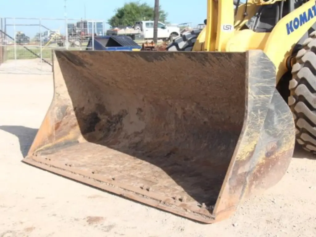 KOMATSU loader for sale in Cairo, KOMATSU WA380, 2017 model, located in Cairo. The best site for selling trucks and heavy equipment in Egypt.