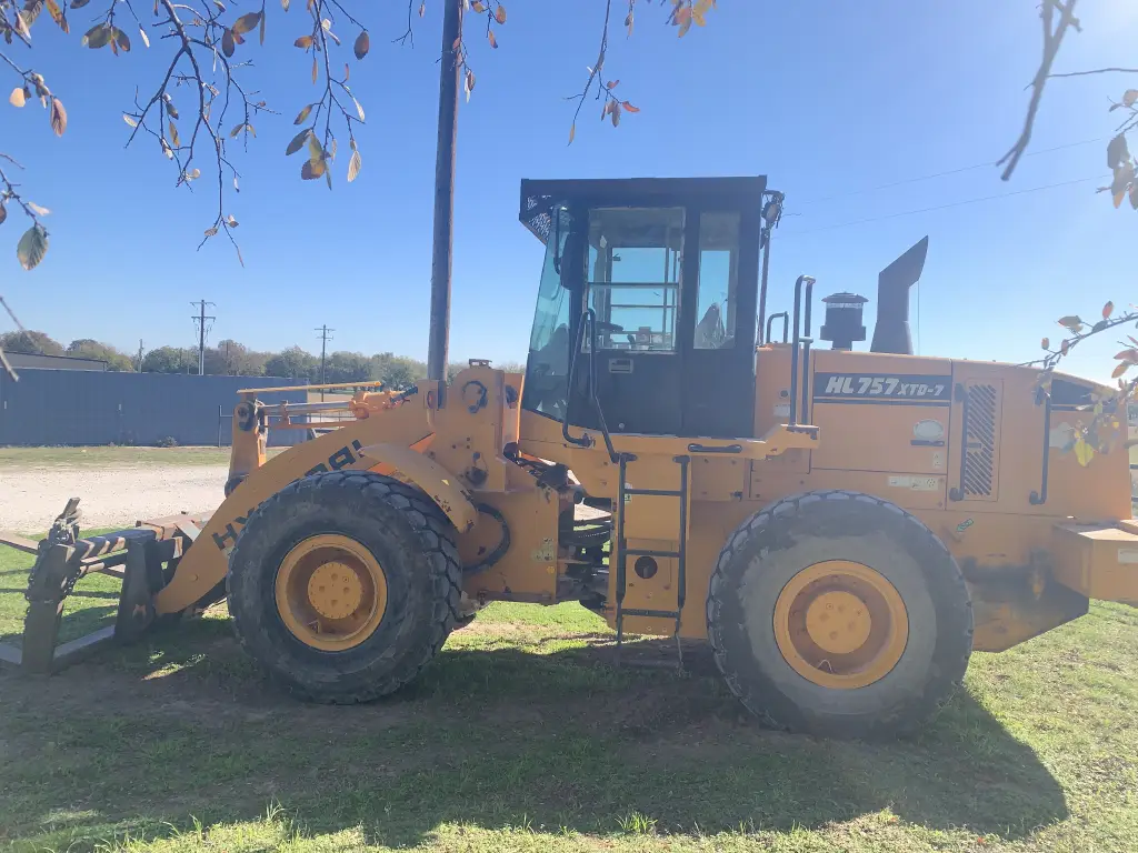 لودر HYUNDAI للبيع في القاهرة, HYUNDAI 757 موديل 2006 تواجد القاهرة, أفضل موقع لبيع الشاحنات والمعدات الثقيلة في مصر