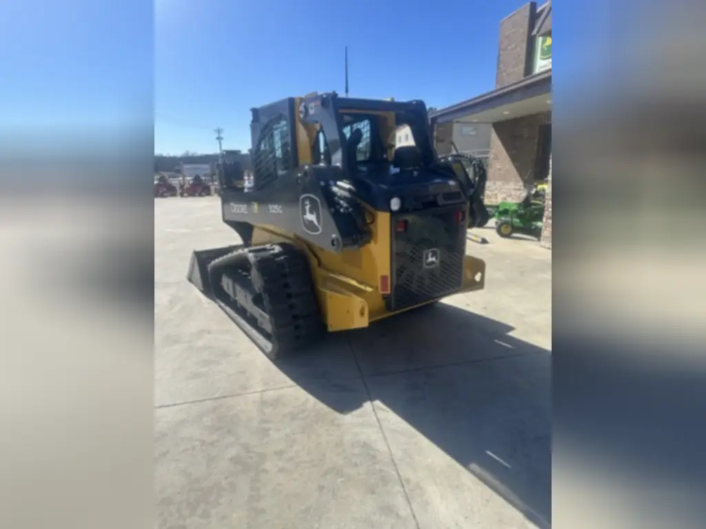 بوبكات,سكيد لودر John Deere للبيع في القاهرة, John Deere 325Gs موديل 2024 تواجد القاهرة, أفضل موقع لبيع الشاحنات والمعدات الثقيلة في مصر