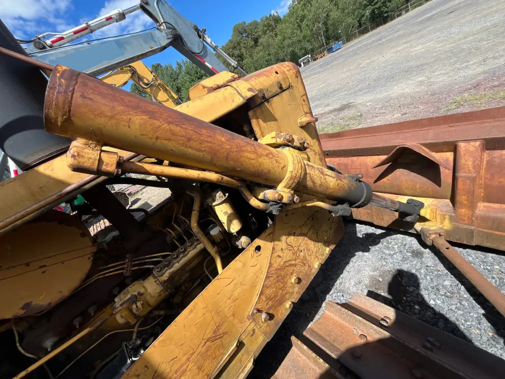 CATERPILLAR bulldozer for sale in Mansoura, CATERPILLAR D5s model 1972 located in Mansoura, the best site for selling trucks and heavy equipment in Egypt