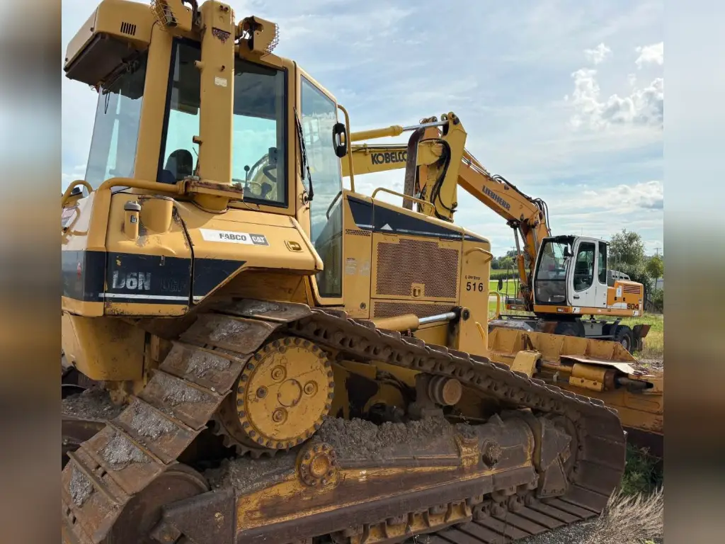 بلدوزر Caterpillar للبيع في المنصورة, Caterpillar D6N موديل 2007 تواجد المنصورة, أفضل موقع لبيع الشاحنات والمعدات الثقيلة في مصر