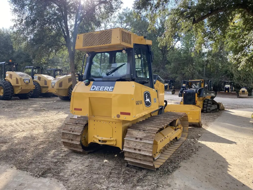 بلدوزر DEERE للبيع في اسيوط, DEERE 650K موديل 2022 تواجد اسيوط, أفضل موقع لبيع الشاحنات والمعدات الثقيلة في مصر