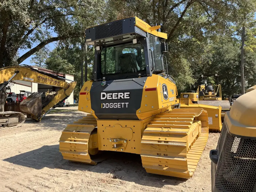 DEERE Bulldozer for sale in Asyut, DEERE 750L, 2024 model available in Asyut, the best site for selling trucks and heavy equipment in Egypt