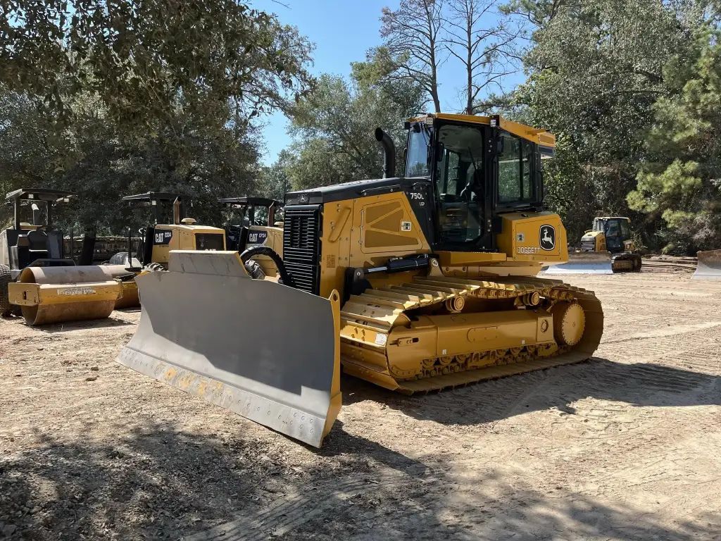 DEERE Bulldozer for sale in Asyut, DEERE 750L, 2024 model available in Asyut, the best site for selling trucks and heavy equipment in Egypt