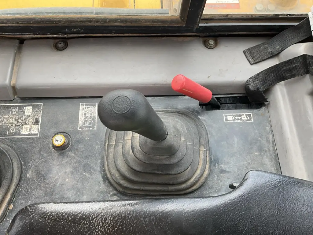 بلدوزر KOMATSU للبيع في اسيوط, KOMATSU D65WX موديل 2014 تواجد اسيوط, أفضل موقع لبيع الشاحنات والمعدات الثقيلة في مصر