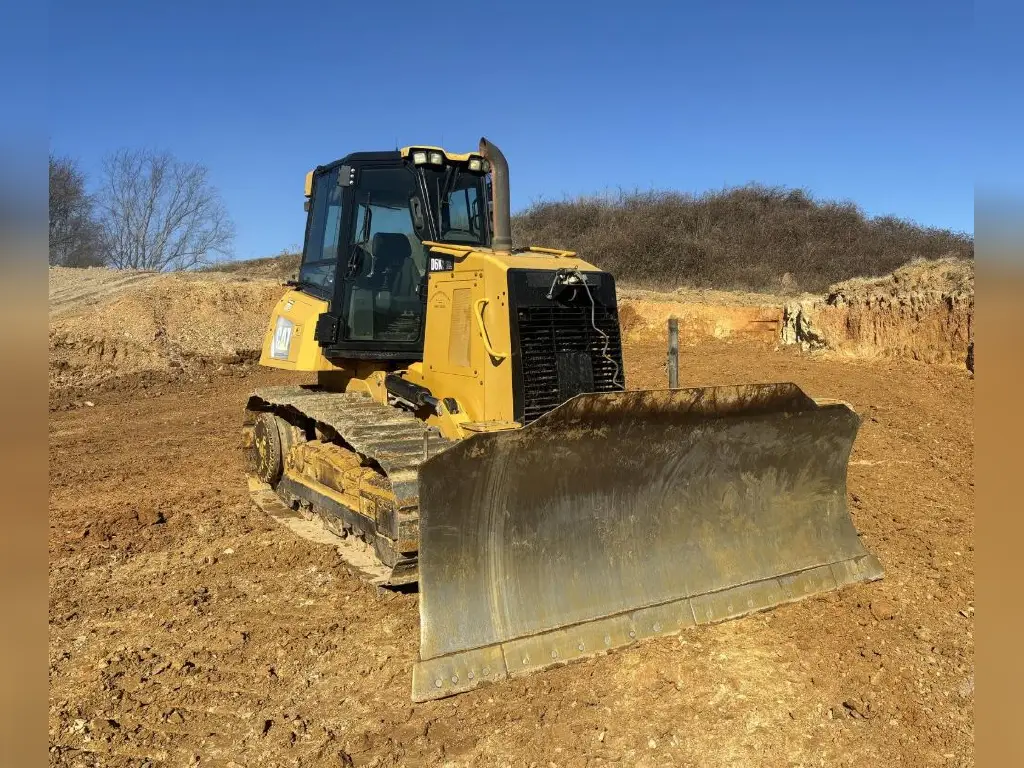 بلدوزر Caterpillar للبيع في اسيوط, Caterpillar D6K2 موديل 2014 تواجد اسيوط, أفضل موقع لبيع الشاحنات والمعدات الثقيلة في مصر