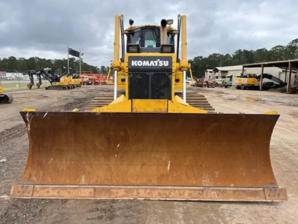 Komatsu Bulldozer for sale in Cairo, Komatsu D65WX 2019 model available in Cairo, the best site for selling trucks and heavy equipment in Egypt