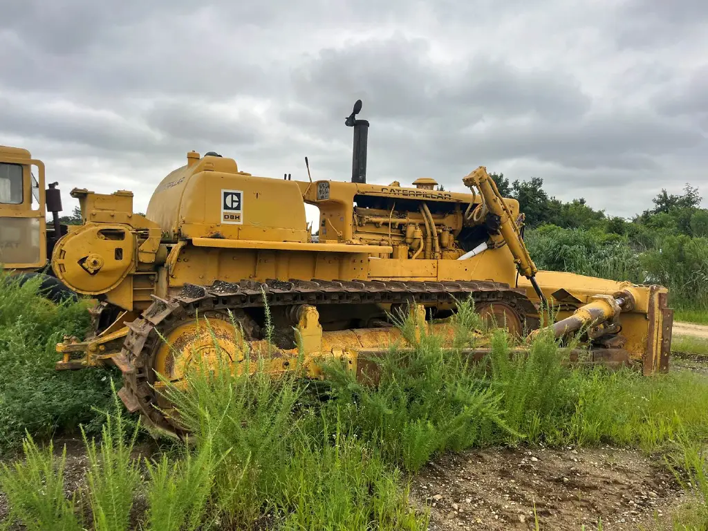 CATERPILLAR Bulldozer for sale in Cairo, CATERPILLAR D8Hs model 1962 located in Cairo, the best site for selling trucks and heavy equipment in Egypt