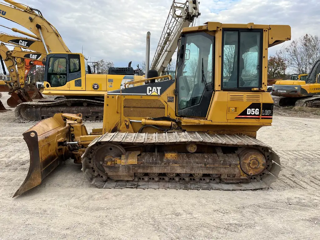 CATERPILLAR Bulldozer for sale in Cairo, CATERPILLAR D5G model 2003 located in Cairo, the best site for selling trucks and heavy equipment in Egypt