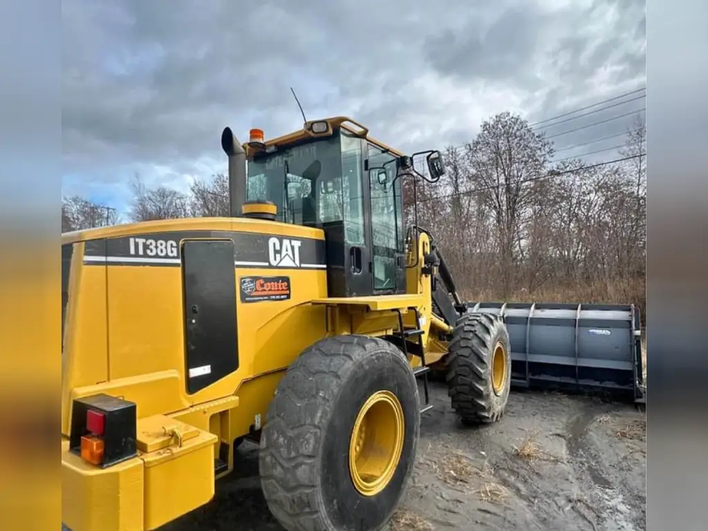 Caterpillar loader for sale in Cairo, Caterpillar IT38G, model 2006, located in Cairo, the best site for selling trucks and heavy equipment in Egypt