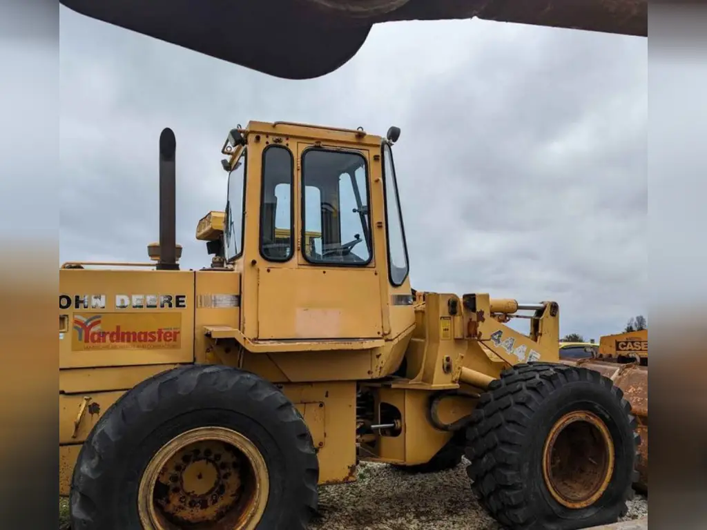 Deere loader for sale in Cairo, Deere 444Es model 1989, located in Cairo, the best site for selling trucks and heavy equipment in Egypt