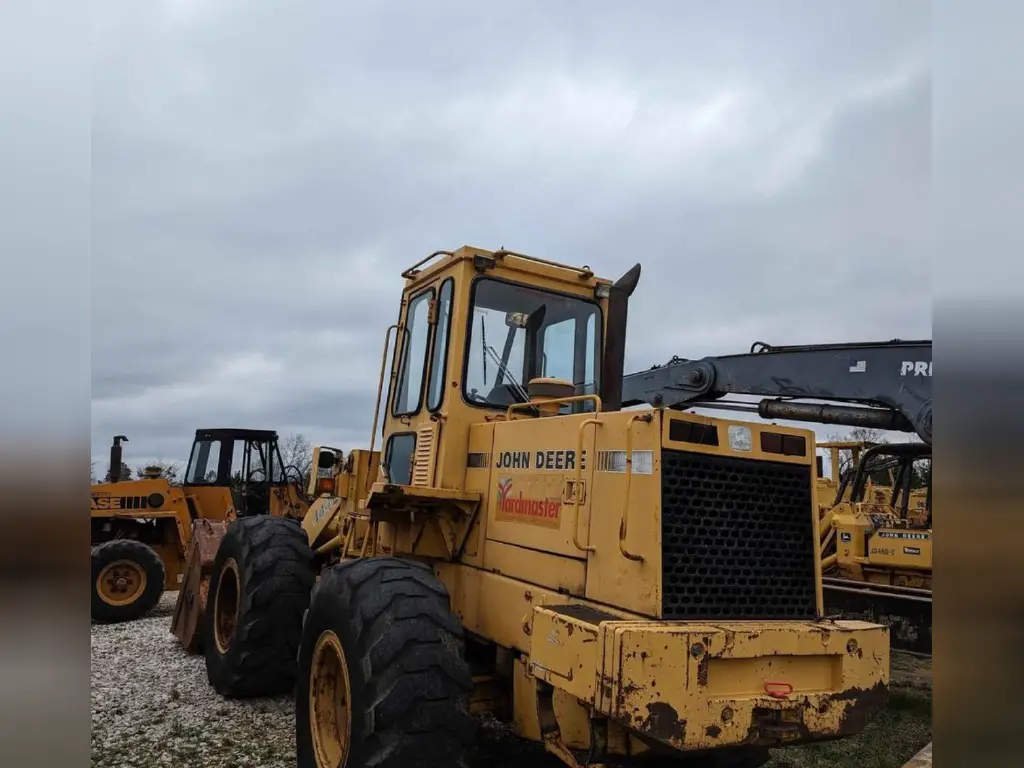 Deere loader for sale in Cairo, Deere 444Es model 1989, located in Cairo, the best site for selling trucks and heavy equipment in Egypt