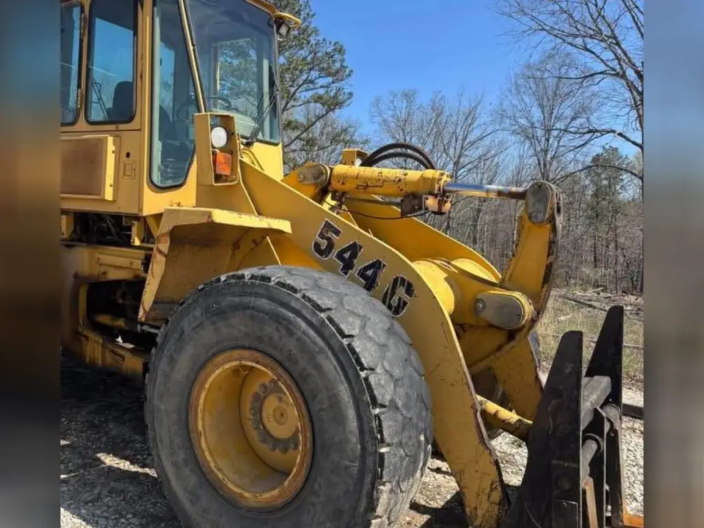 Deere loader for sale in Cairo, Deere 544G model 1994, located in Cairo, the best site for selling trucks and heavy equipment in Egypt