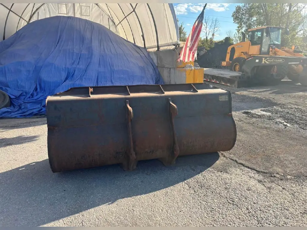 Caterpillar loader for sale in Cairo, Caterpillar 924Gs model 2000 located in Cairo, the best site for selling trucks and heavy equipment in Egypt