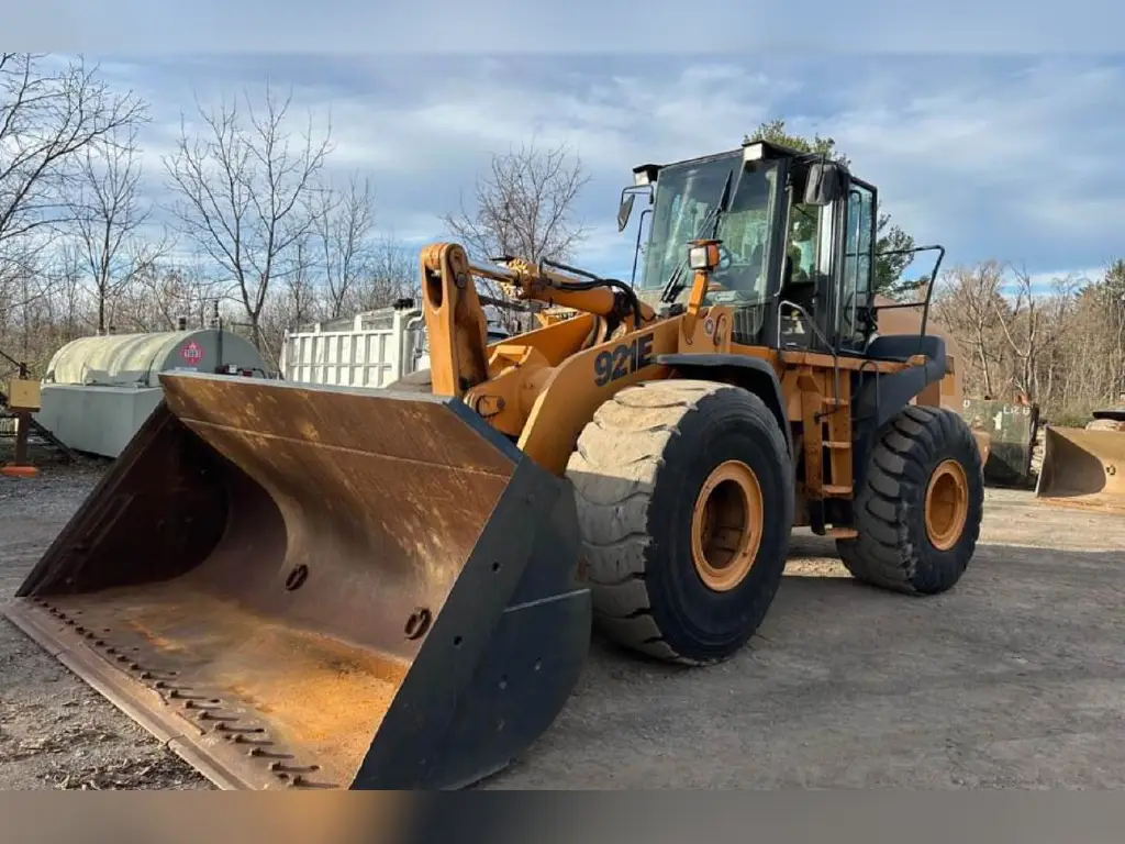 Loader Case for sale in Cairo, Case 921Es model 2007 available in Cairo, the best site for selling trucks and heavy equipment in Egypt