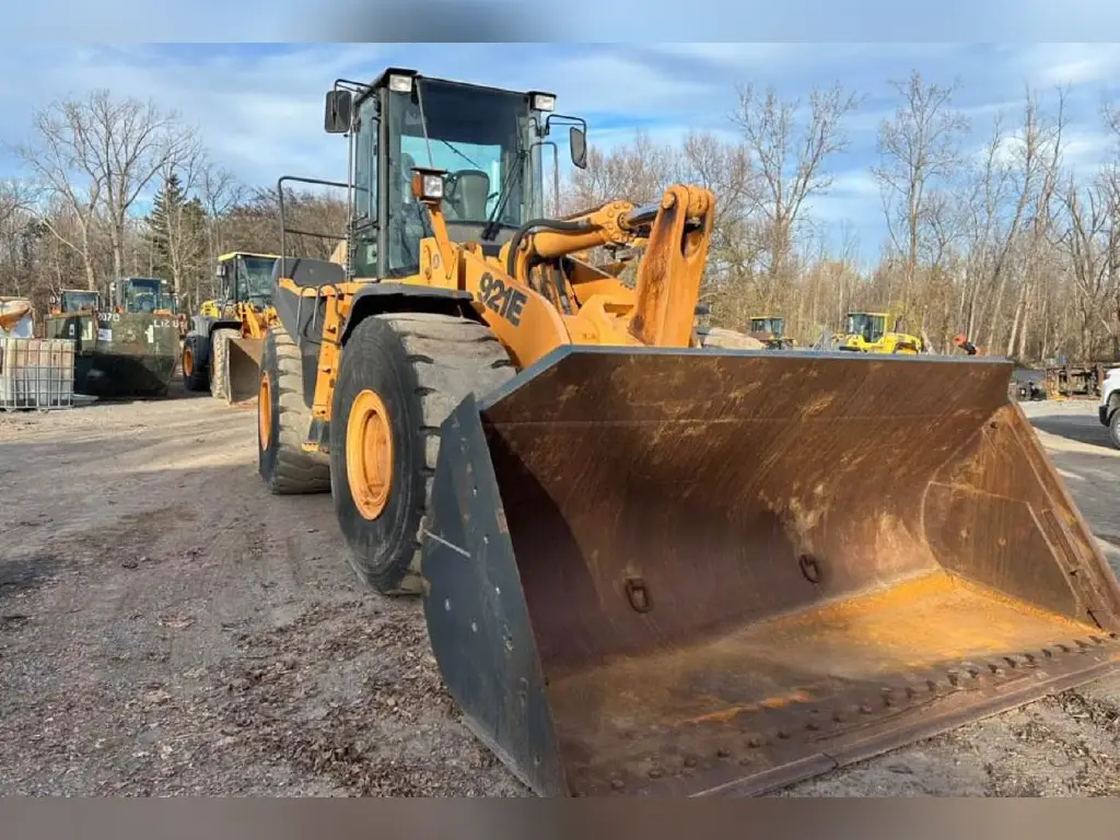 Loader Case for sale in Cairo, Case 921Es model 2007 available in Cairo, the best site for selling trucks and heavy equipment in Egypt