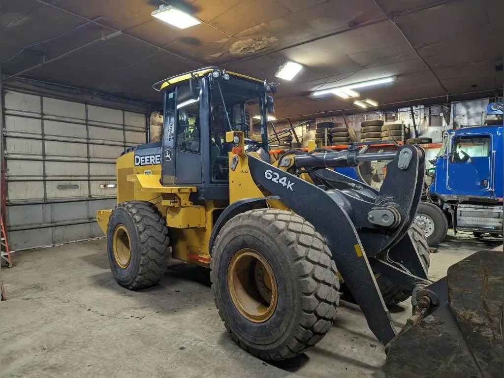 Deere loader for sale in Cairo, Deere 624K model 2015, located in Cairo, the best site for selling trucks and heavy equipment in Egypt