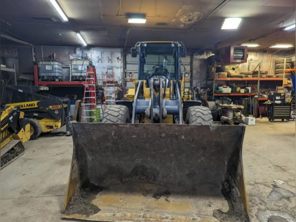 Deere loader for sale in Cairo, Deere 624K model 2015, located in Cairo, the best site for selling trucks and heavy equipment in Egypt