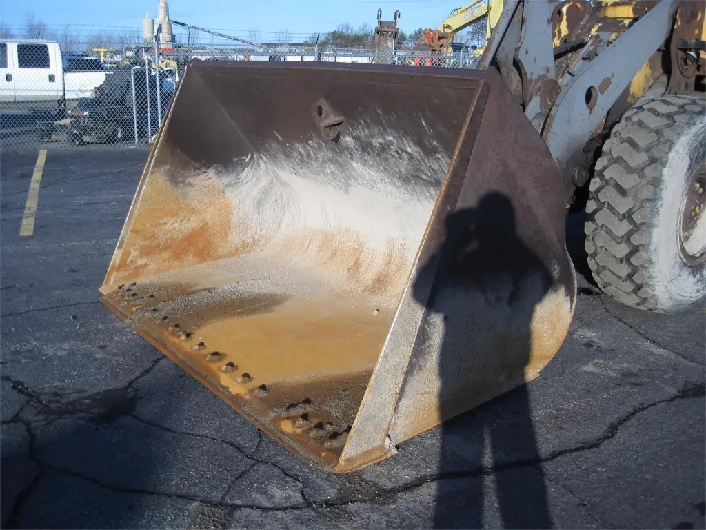 VOLVO loader for sale in Cairo, VOLVO L90Es model 2003 available in Cairo, the best site for selling trucks and heavy equipment in Egypt