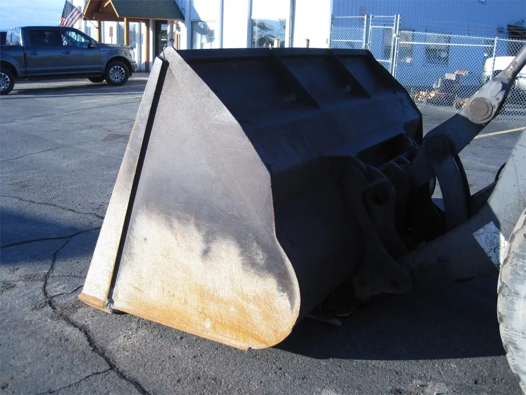 VOLVO loader for sale in Cairo, VOLVO L90Es model 2003 available in Cairo, the best site for selling trucks and heavy equipment in Egypt