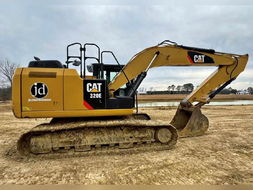 CATERPILLAR excavator for sale in Cairo, CATERPILLAR 320EL model 2008, located in Cairo, the best site for selling trucks and heavy equipment in Egypt