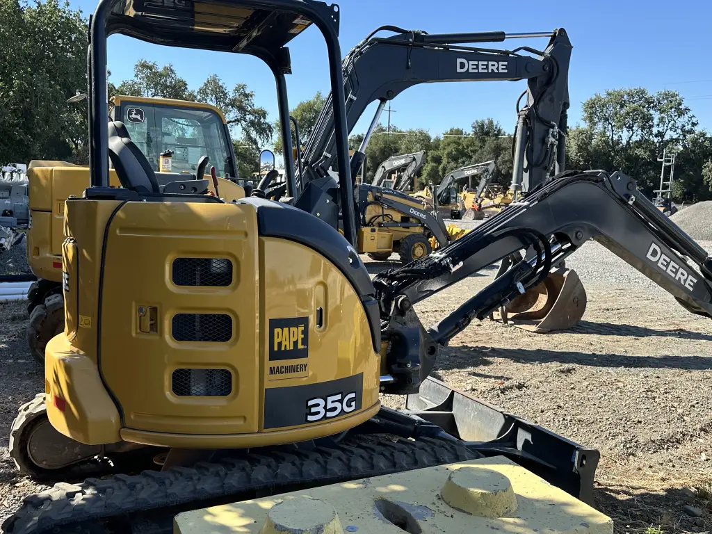 Deere excavator for sale in Cairo, Deere 35 model 2019 available in Cairo, the best site for selling trucks and heavy equipment in Egypt